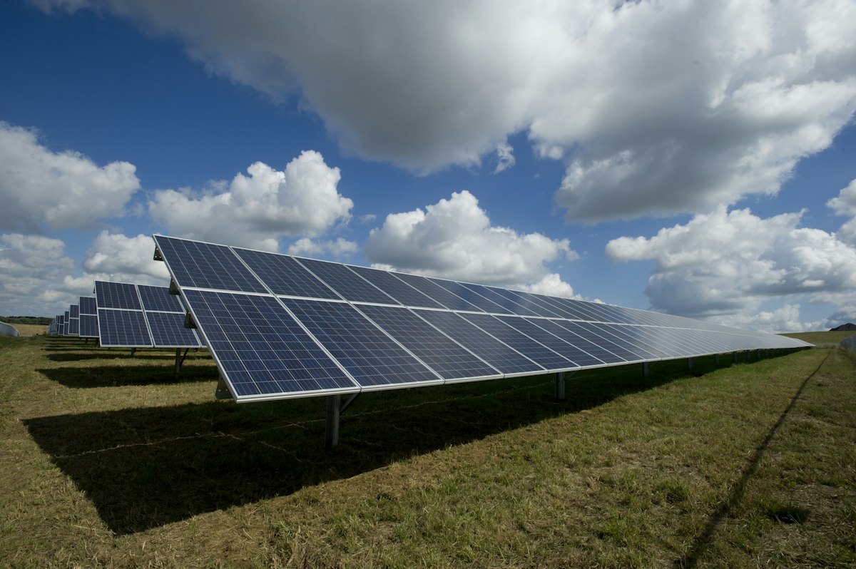 Vue aérienne de panneaux solaires, avenir des énergies renouvelables